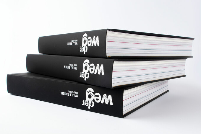 Hardcover Buch mit weißem Siebdruck auf schwarzem Buch