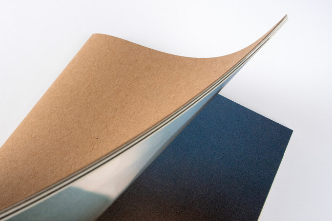 Steppstichheftung wird aufgeschlagen und gibt Blick in den Inhalt frei