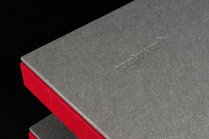 Blindprägung auf Titel an Steifbroschur