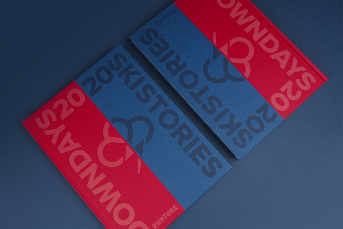 Hardoverbuch mit blauem und rotem Einband