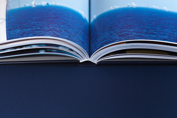 aufgeschlagenes Buch mit Kapitalband