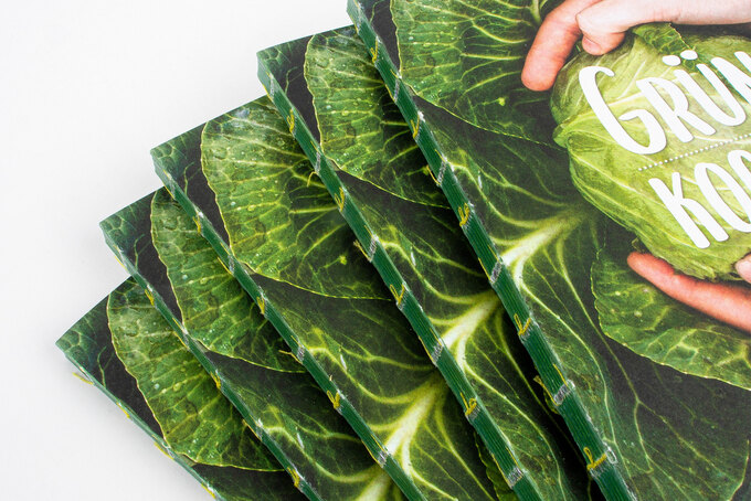 Kochbuch als offene Fadenheftung mit gelben Fäden mehrere Bücher