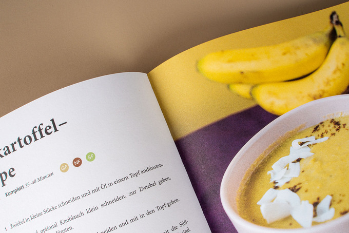 Aufgeschlagenes Kochbuch vegane Produktion