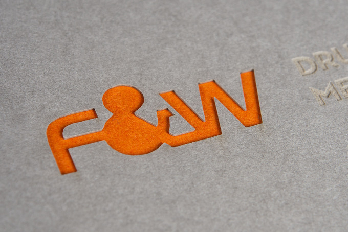 Laserstanzung auf Gmund Color Papier eines Logos