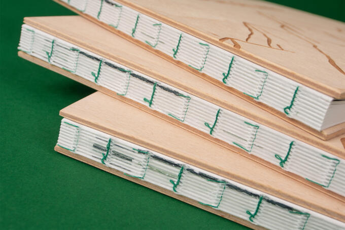 offene Fadenheftung als Steifbroschur mit Holzdecken