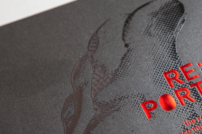 Relieflack auf schwarzem Papier, ton in ton