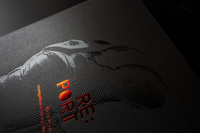 Relieflack / Strukturlack auf schwarzem Papier