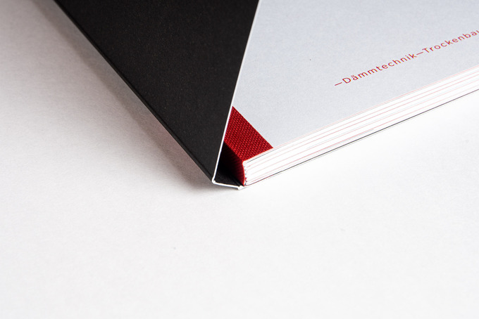 Schweizer Broschur mit rotem Leinen