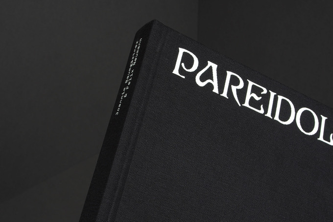 Weißer Siebdruck auf schwarzem Leinen