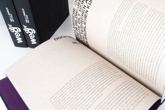 Naturpapier in einem Buch mit Siebdruck in weiß