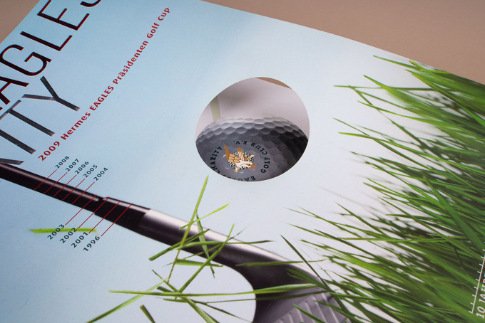 Runde Stanzung am Titel von einem Magazin