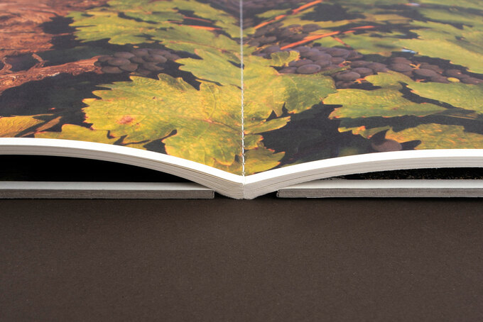 Steppstichheftung bei einem Hardcoverbuch