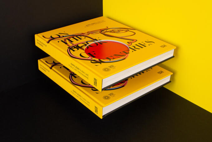 Titelstanzung auf Buch