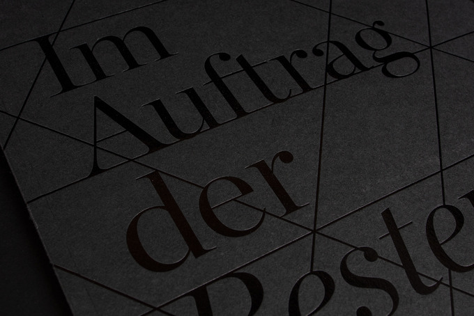 UV-Lack auf schwarzem Papier