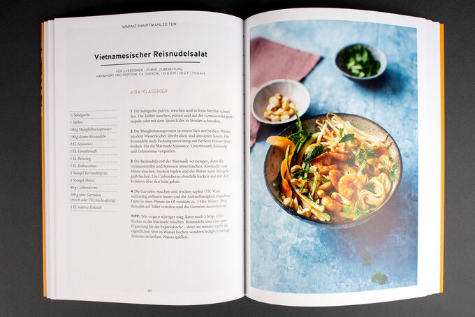 offenes Kochbuch bleibt gerade und geöffnet liegen