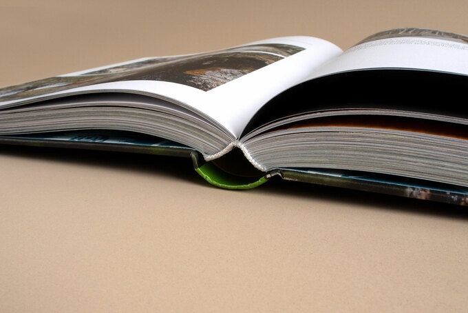 Hardcover Buch mit rundem Rücken und Heißfolienprägung