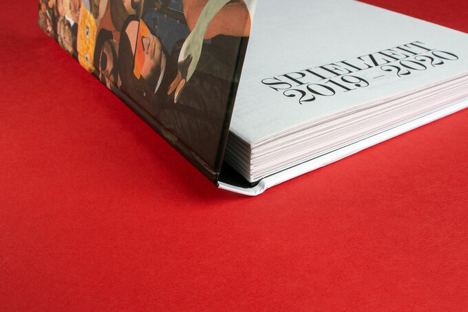 Aufgeklapptes Buch als schweizer Broschur