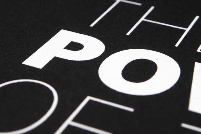 Siebdruck weiß auf schwarzem Papier