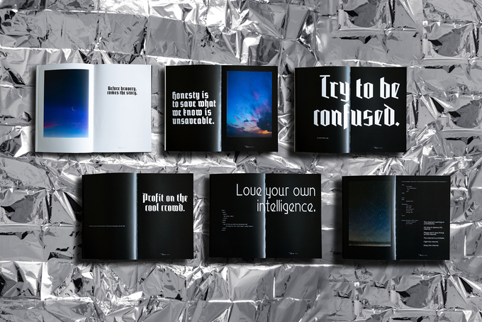 Freirückenbroschüre mit schwarzem Druck auf schwarzem Papier