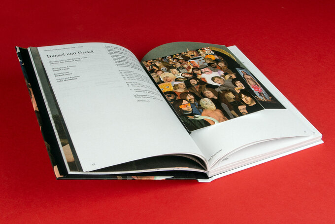 Aufgeschlagene offene Fadenheftung die als schweizer Broschur gefertigt wurde