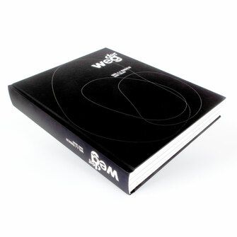 Schwarzes Hardcover Buch mit Relieflack am Titel