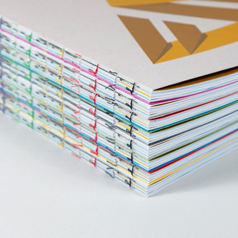 Offene Fadenheftung mit bunte Fäden