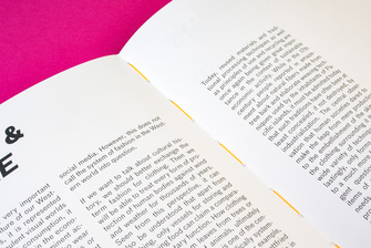 Gelber Faden in einer Broschüre