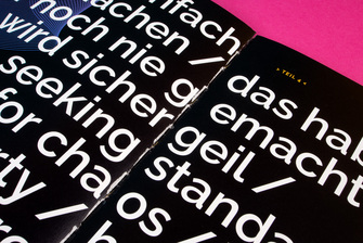 Leimspuren in einer Broschüre