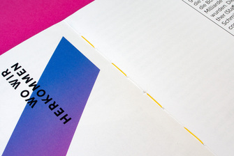 gelbe Fäden bei einer offenen Fadenheftung