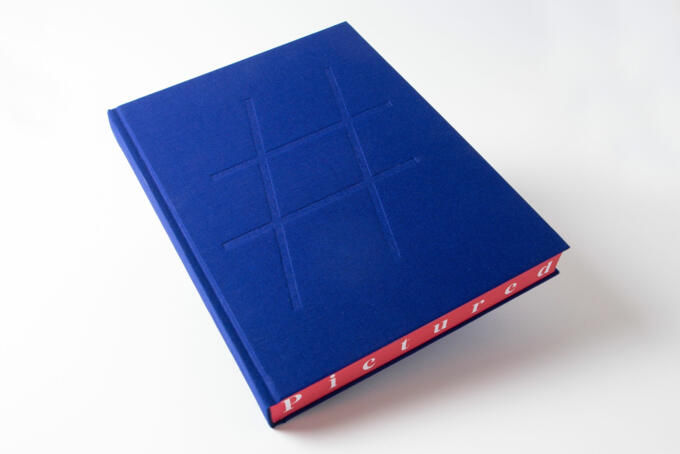 Hardcover Buch mit Prägung und Leineneinband und Farbschnitt