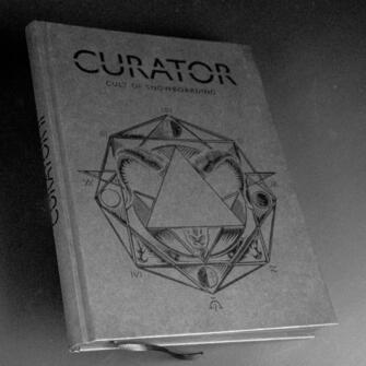 Schwarzes Hardcover Buch mit UV Relieflack