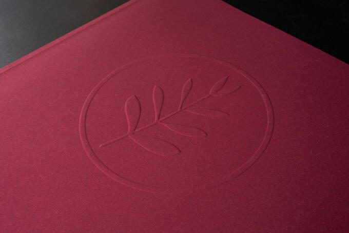 Prägung am Titel einer wunderschönen Broschüre